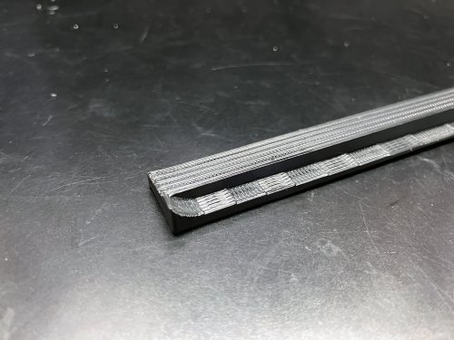 ベゼルはパネル形状に合わせられている