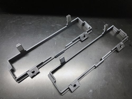 繰り返し試作したエアコンパネル・フレーム