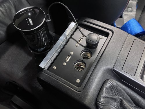 内部はシガーソケット３個口とUSB電源