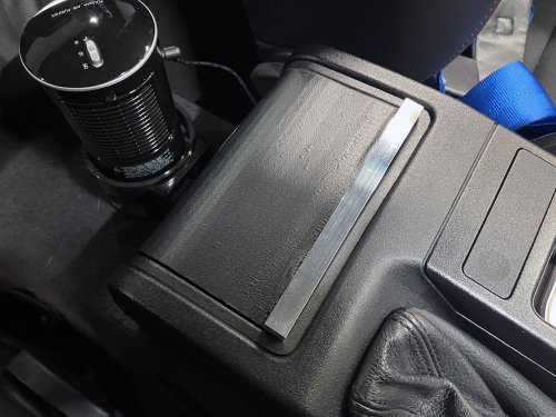 現在のリアコンソールトレイ小物入れの状態