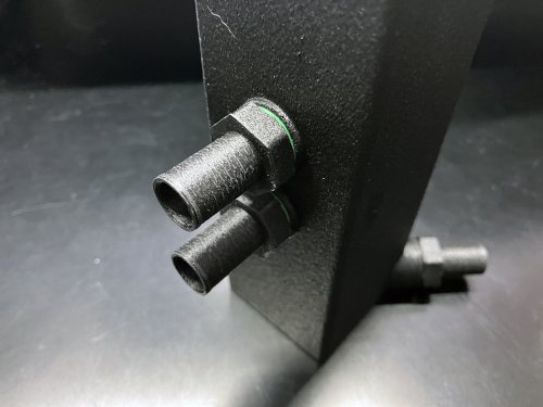 ブローバイの出入り口部分のニップル