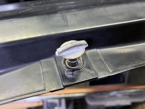 白化したエアコンフィルラーキャビンのピン