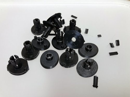 カバーを固定するクリップを3Dプリンターで試作