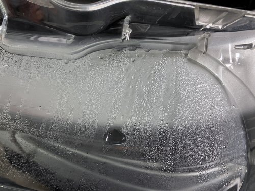 BMW E46のヘッドライトカバーを外した状態