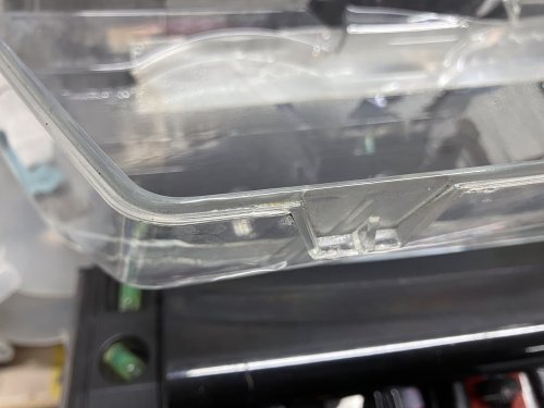 ライトカバーの溝部分で他の白化した部分