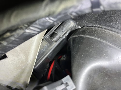 ライトユニット内部の湿気抜き用の穴