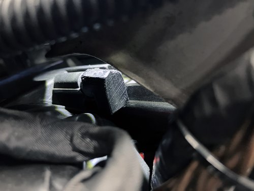 右側ライトにも作成したゴムパーツを装備