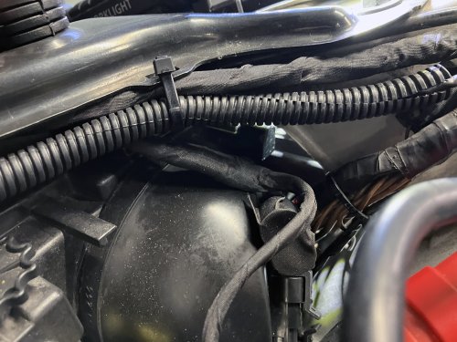 右側ライト裏側引きの写真