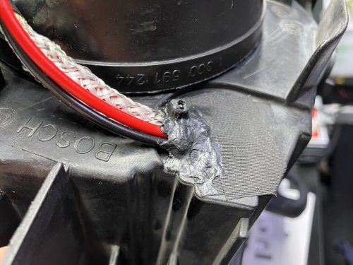 ライトユニット配線用の穴を再び防水処理