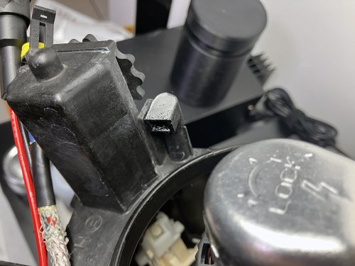 湿気抜き用の穴に取り付けたゴムパッキン