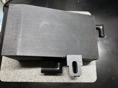 ブローバイチャンバー本体を固定する足