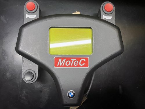 MotecのステッカーとBMWのエンブレムをつけた