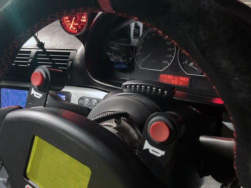 ステアリングスイッチの裏側のカバーの状態