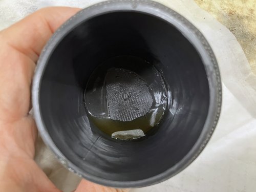 タンク内部に溜まった水とオイル成分