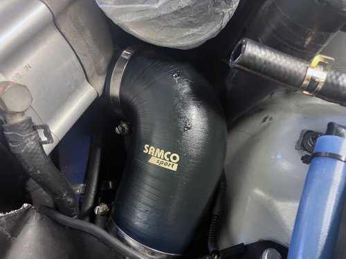 スーパーチャージャー出力側のシリコンホース