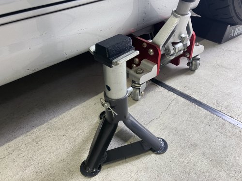 BMWのジャッキパッドを直接当てることが出来るアダプター