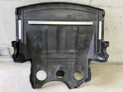 取り外したアンダーカバーの状態