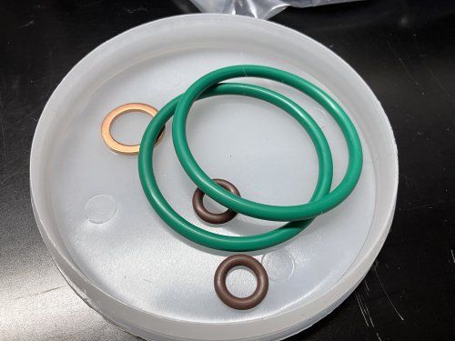 オイルフィルターまわりに必要とされるOリングとドレン用カッパーワッシャー