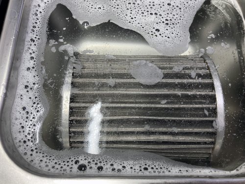 超音波洗浄機でフィルターを洗浄