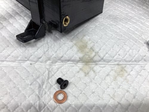 ブローバイガスチャンバーのドレンを外して内部の液体を排出