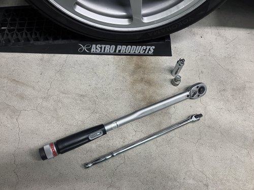 アルミホイール対応のホイールソケット、ロックボルト用アダプター、スピナーハンドル、300Nm対応のロングタイプのトルクレンチ