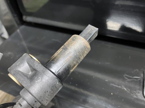 BMW E46 ABSセンサーの形状。取り外し出来ない場合はこの部分がひっかかている