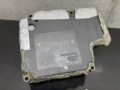 取り外したABSユニット