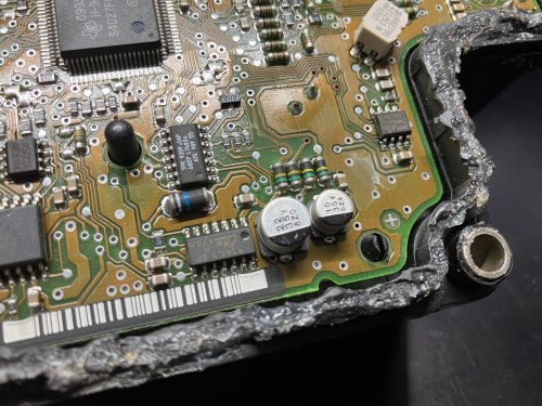 ABSユニット上の問題となる電解コンデンサー