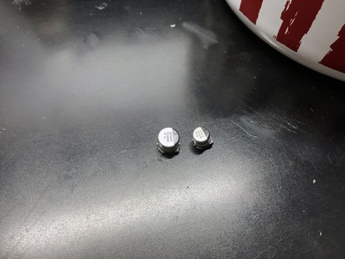 取り外した電解コンデンサー