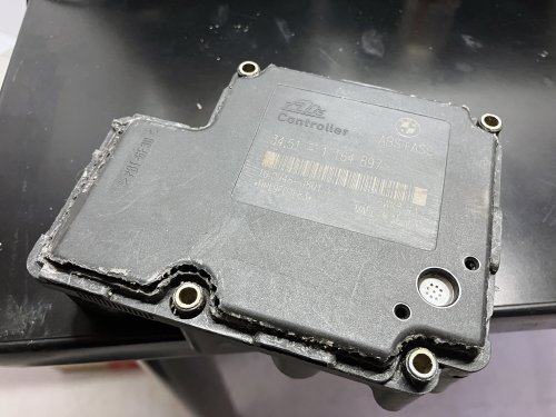 ABSユニットの蓋を閉じた状態