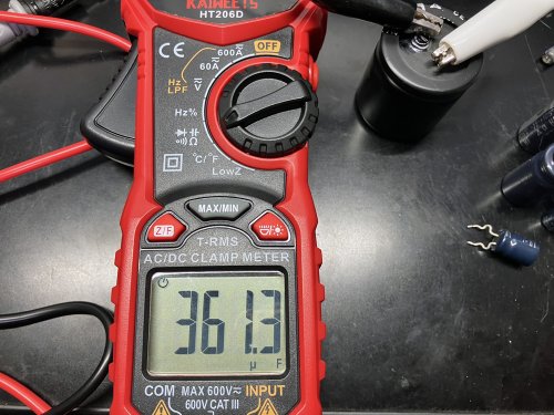 クランプメーターで電解コンデンサーの容量を計測