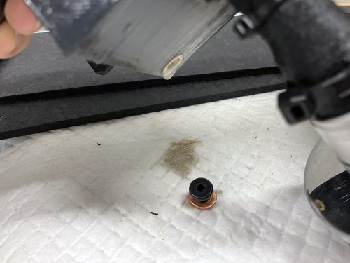 ブローバイガスチャンバーのドレンからの液体の状態