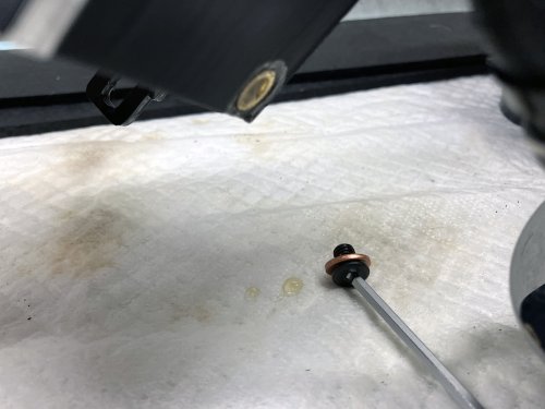 ブローバイチャンバーのドレンボルトを外して中身を排出