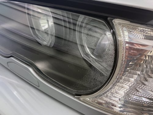 フロントヘッドライトに水滴が付着