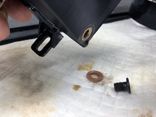 ブローバイバスチャンバーのドレンを開けて中に溜まった液体を排出