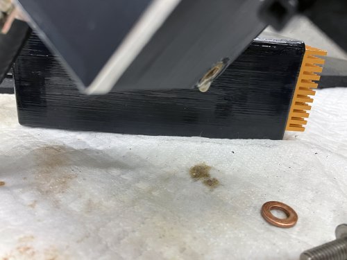 ブローバイガスチャンバーから液体を排出