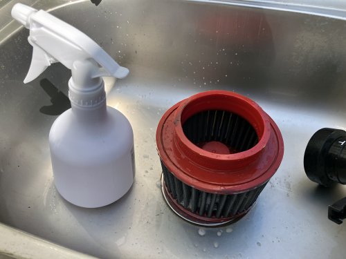 専用洗浄剤を満遍なくフィルター表面にスプレー
