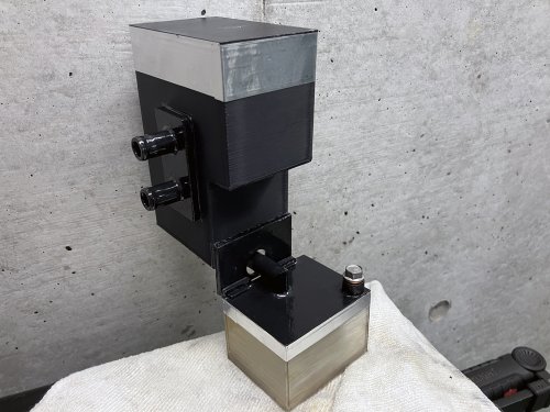 容積を増やし、内部構造を大きく変えたオイルセパレーターバージョン8