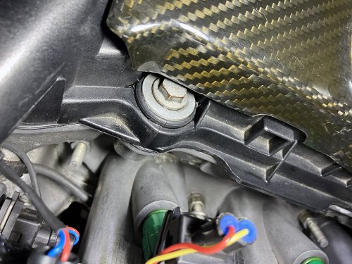 エンジンヘッドカバーのグロメット部分からのオイル漏れ