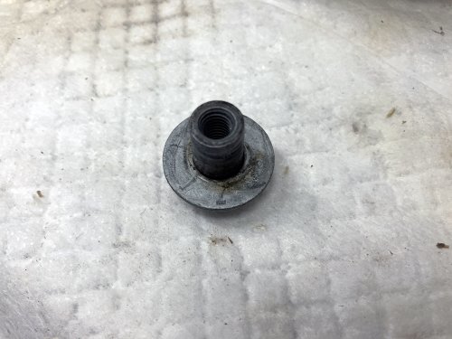 グロメットを抑えるワッシャーがオイルまみれ