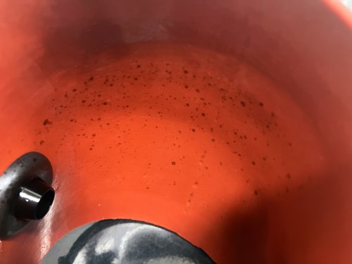サクションパイプ内部の状態。かなりのオイル飛沫が見られる