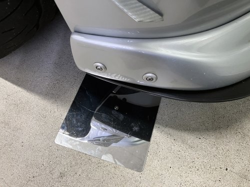 プラスチック製の鏡でネジの場所を確認