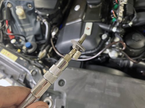 磁石を使用してトルクスネジをビットに固定