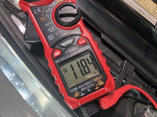 右ライト点灯状態でのバラスト入力電圧は11.84V