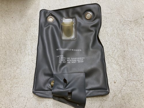 ４年前に装備したカンガルータイプのウィンドウォッシャータンク