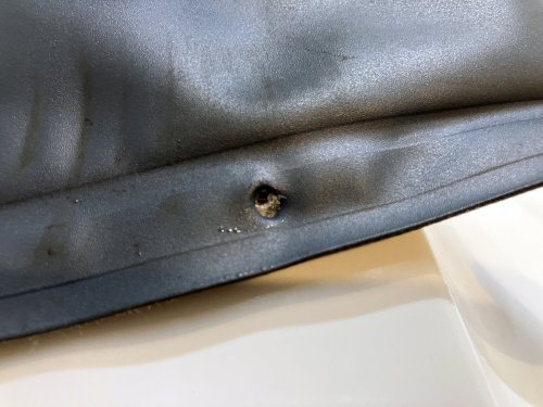 ポンプを止める穴から水が漏れている