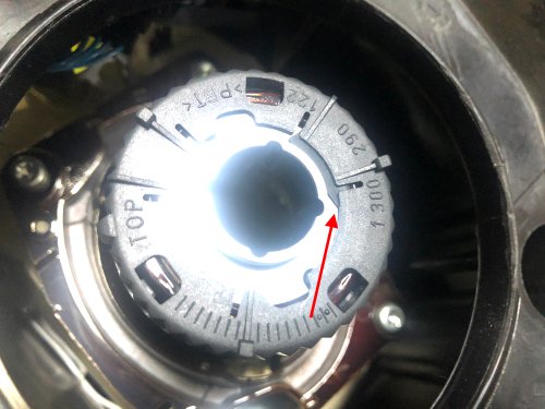 ゴム板の切れ端を使用してLEDの座が動かないようにした