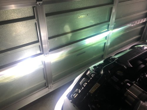 LEDバルブの点灯テスト。左LED、右HID