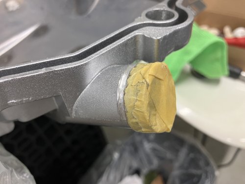 裏面に爪がひっかるように段差を加工
