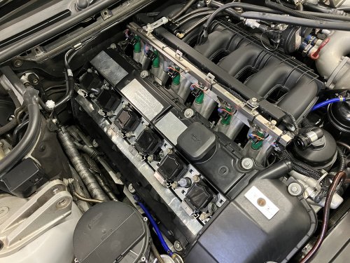 イグニッションコイルケーブルと電源＋ケーブルを外した状態